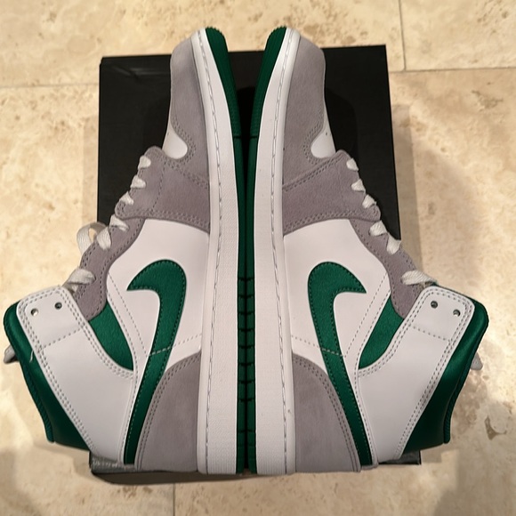 Sold* Air Jordan 1 Mid SE 8.5 Pine Green - Picture 6 of 9